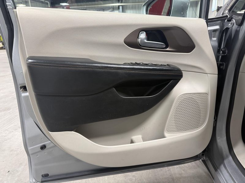 Used 2019 Chrysler Pacifica Touring LImage 21