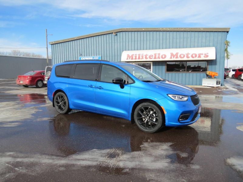 New 2026 Chrysler Pacifica SelectImage 2