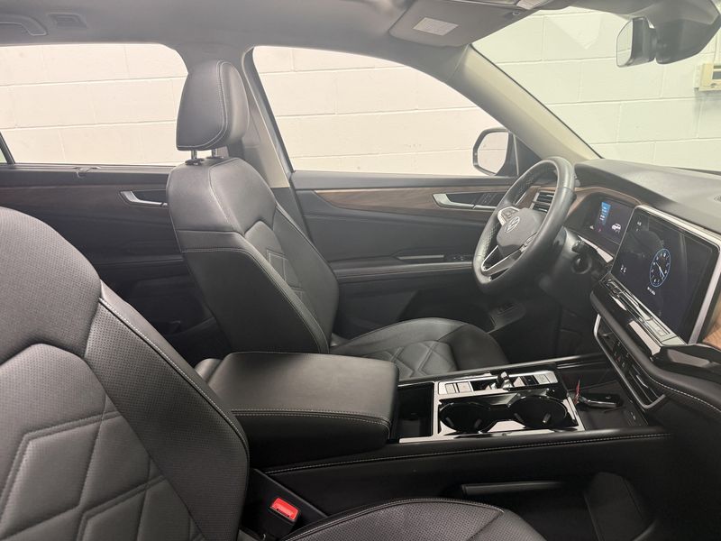 Used 2025 Volkswagen Atlas SE AWD w/Technology & SunroofImage 5