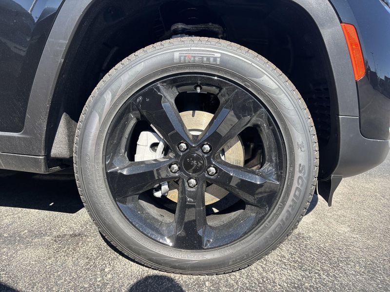 New 2025 Jeep Grand Cherokee Limited 4x4Image 4