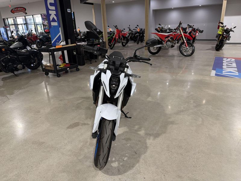 Used 2023 Suzuki GSX-8S  in a WHITE exterior color. Victorville Del Amo Motorsports 760-241-7387 delamomotorsportsofvictorville.com 