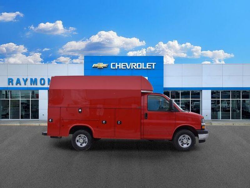 New 2026 Chevrolet Express 3500 Work VanImage 2