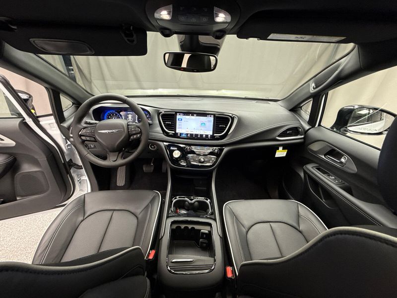 New 2026 Chrysler Pacifica Limited AwdImage 8