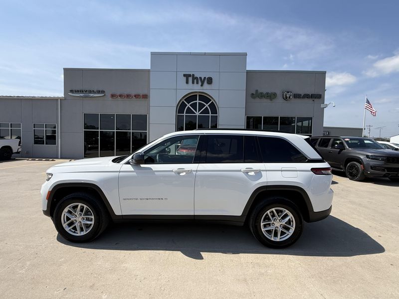 Used 2024 Jeep Grand Cherokee Laredo XImage 34