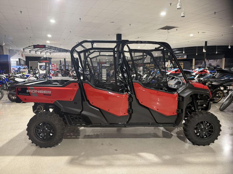 New 2025 Honda PIONEER 1000-6 DLX CREW Image 18