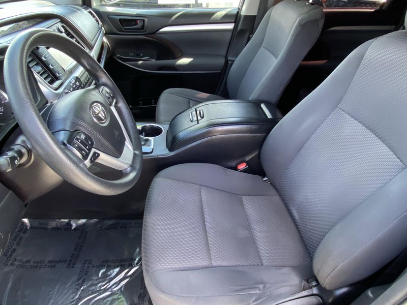 Used 2018 Toyota Highlander LEImage 16