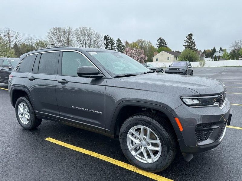 2025 Jeep Grand Cherokee Laredo X 4x4Image 1
