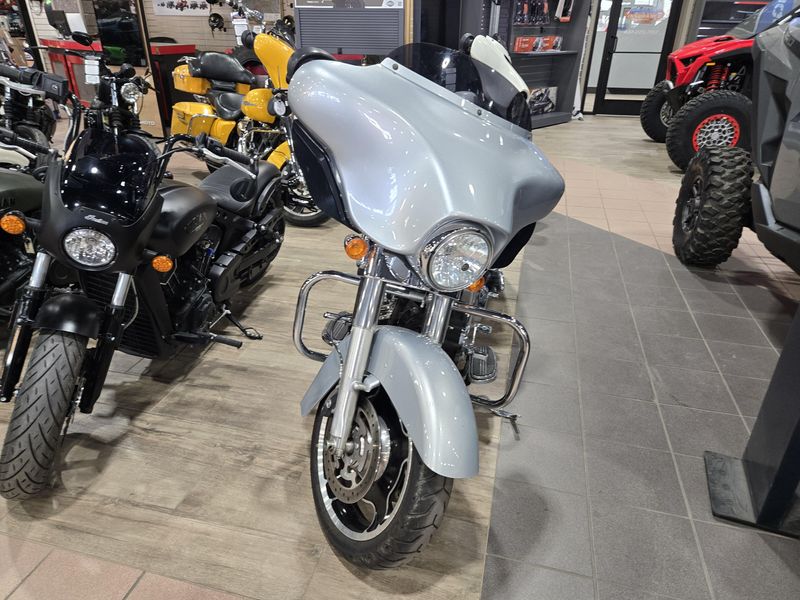 USED 2010 HARLEY STREET GLIDE Image 4