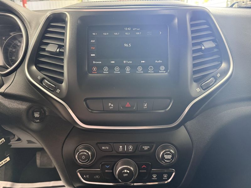 Used 2021 Jeep Cherokee Latitude PlusImage 27
