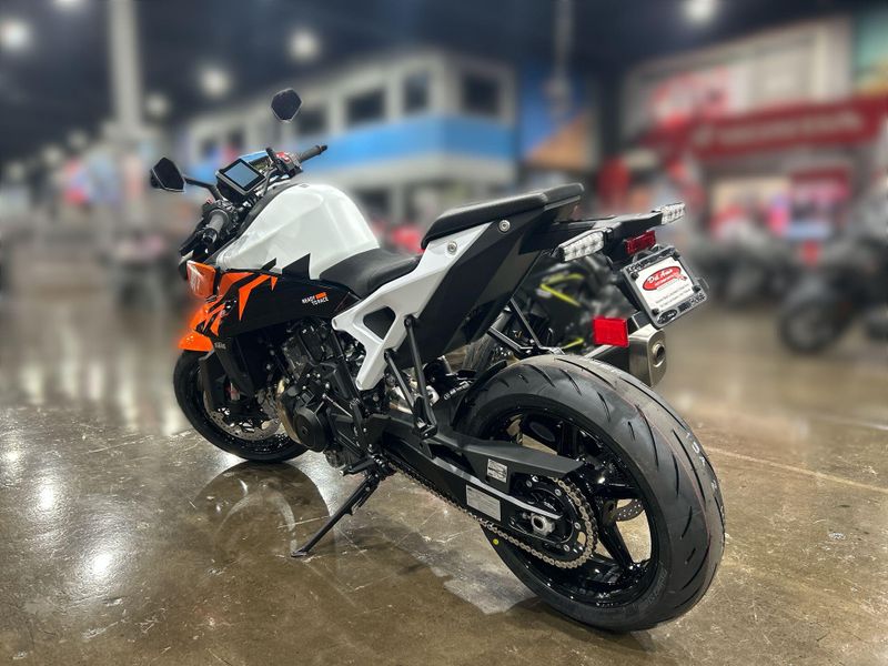 New 2027 KTM 990 DUKE Image 13