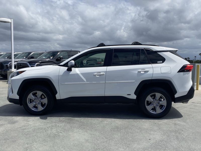 2022 Toyota RAV4 LEImage 7