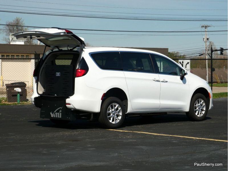 2022 Chrysler Voyager LXImage 6
