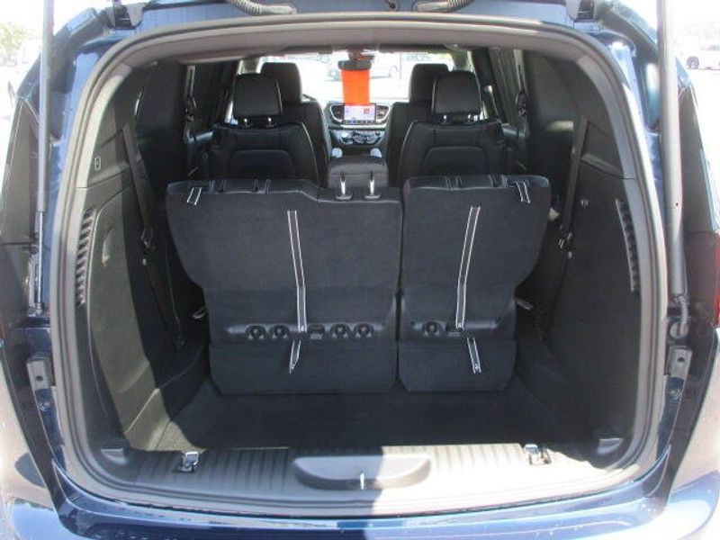 New 2025 Chrysler Pacifica SelectImage 9