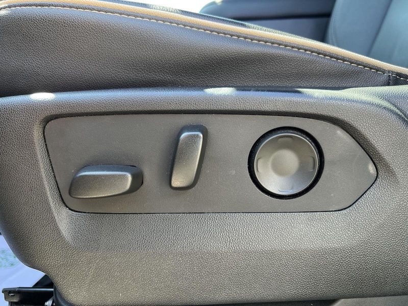 2023 Gmc Yukon SLT photo 18