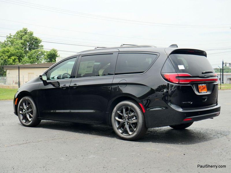 2025 Chrysler Pacifica LimitedImage 11