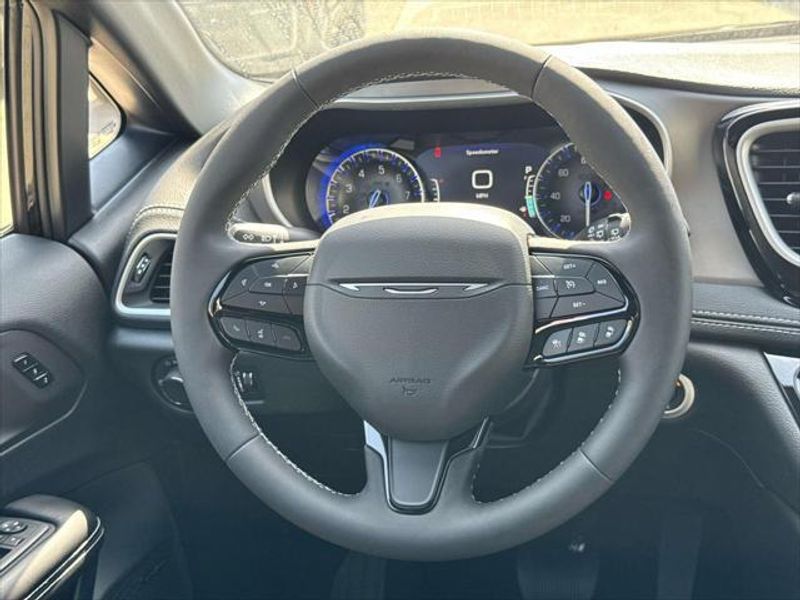 New 2027 Chrysler Pacifica Limited Awd