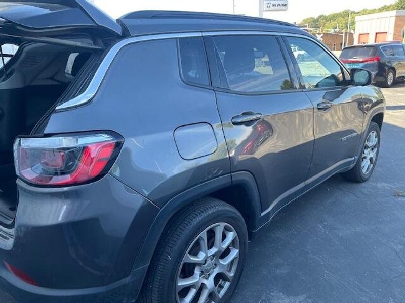 Used 2022 Jeep Compass Image 3