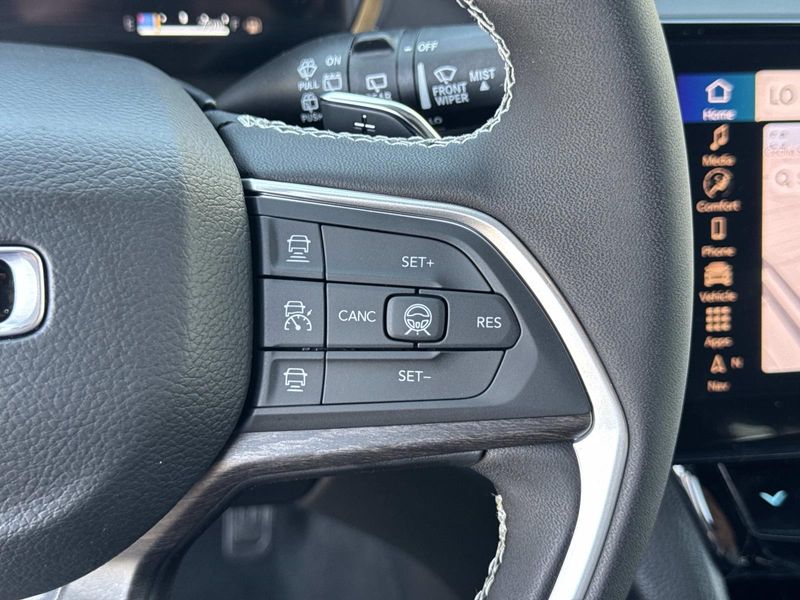 New 2026 Jeep Grand Cherokee Laredo Altitude 4x2