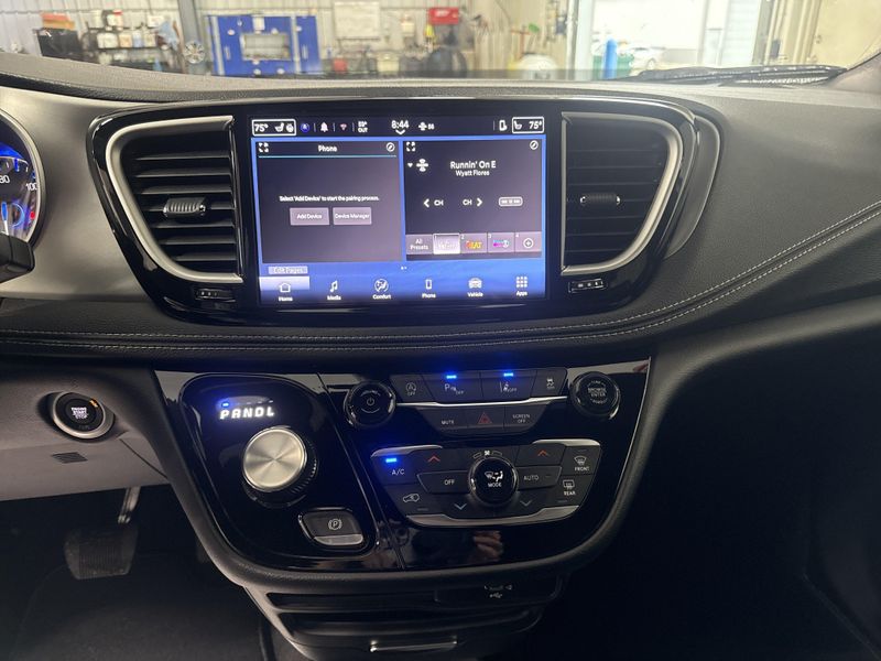 New 2027 Chrysler Pacifica SelectImage 22