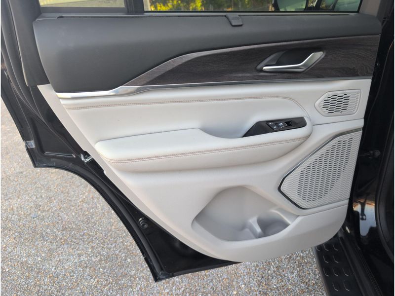 Used 2023 Jeep Grand Cherokee OverlandImage 32