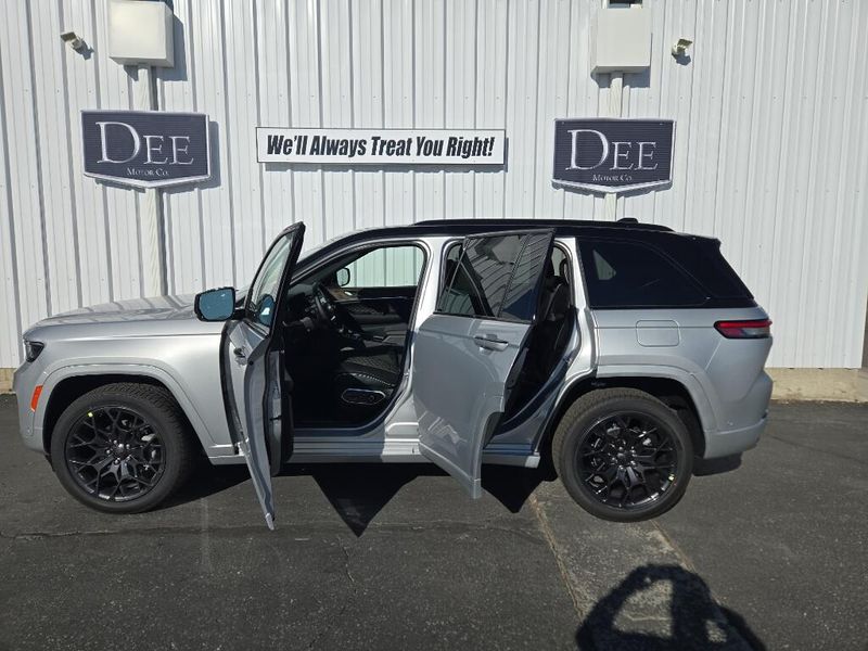 2025 Jeep Grand Cherokee Summit photo 4