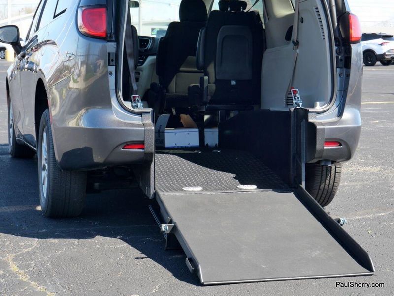 2022 Chrysler Voyager LXImage 9