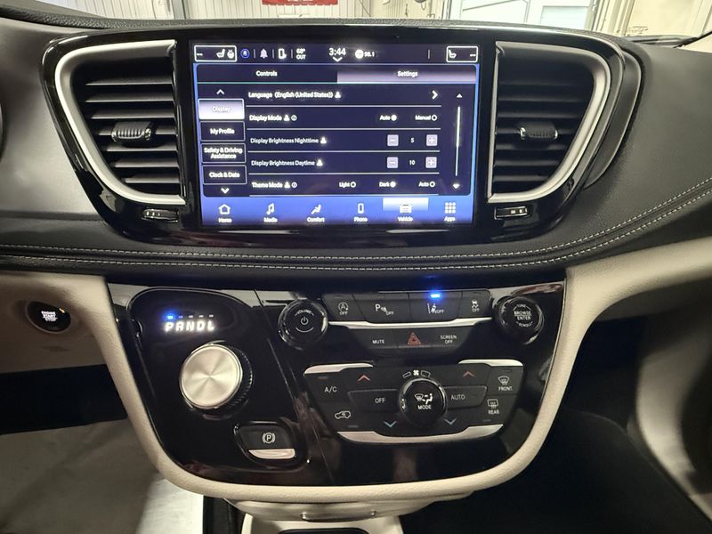 Used 2024 Chrysler Pacifica Touring LImage 28