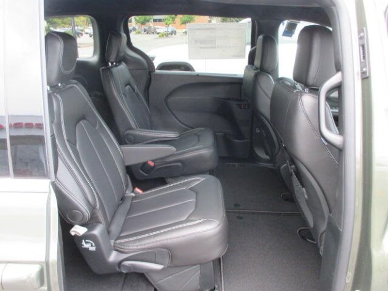 New 2027 Chrysler Pacifica SelectImage 29