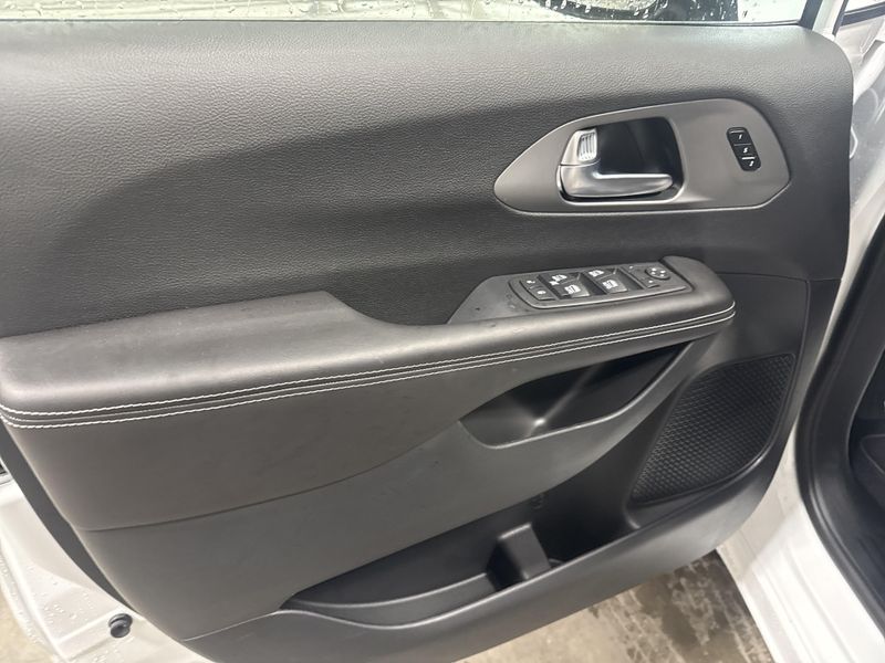 New 2027 Chrysler Pacifica SelectImage 18