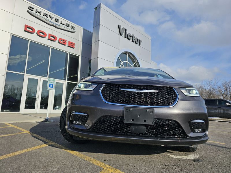 Used 2022 Chrysler Pacifica Touring LImage 2