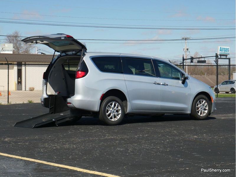 2022 Chrysler Voyager LXImage 6