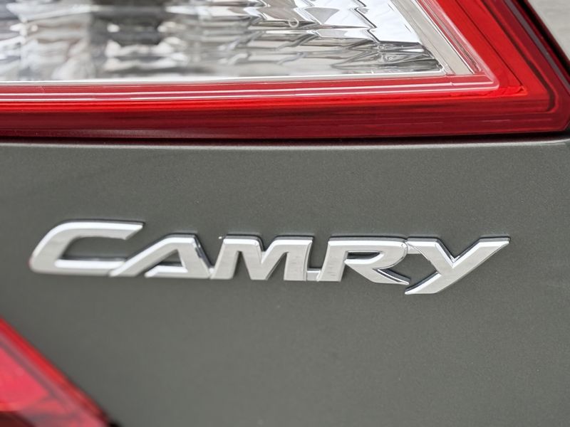 2013 Toyota Camry Hybrid XLEImage 14