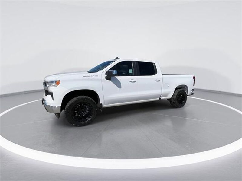 2022 Chevrolet Silverado LT photo 4