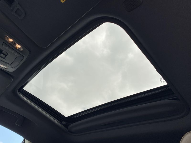 2023 Toyota Sienna XLEImage 32
