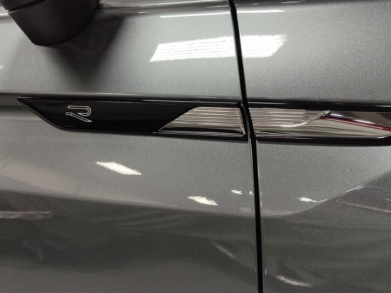 2024 Volkswagen Tiguan SE R-Line Black AWD w/SunroofImage 4