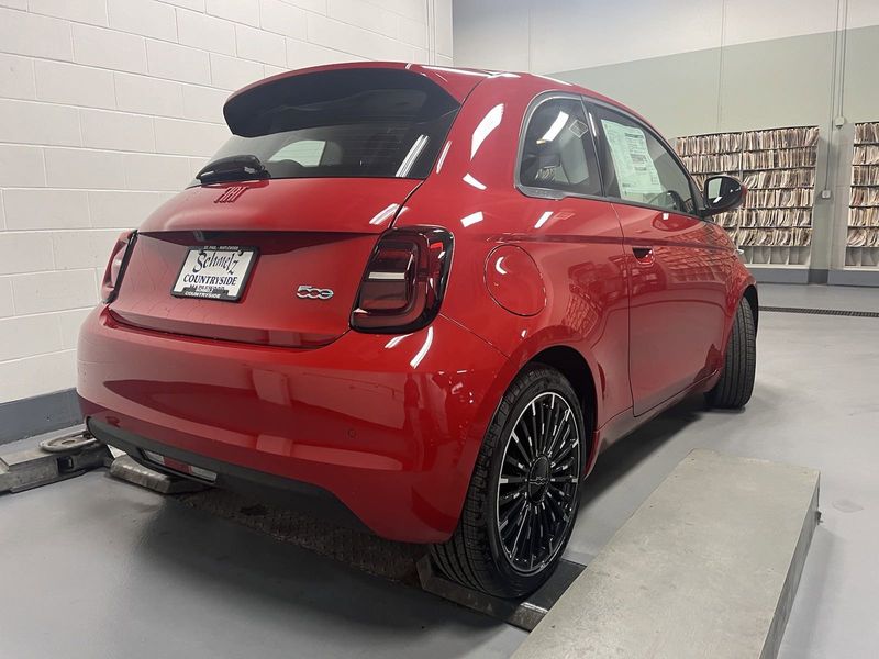 2024 Fiat 500e Inspi(red)Image 6