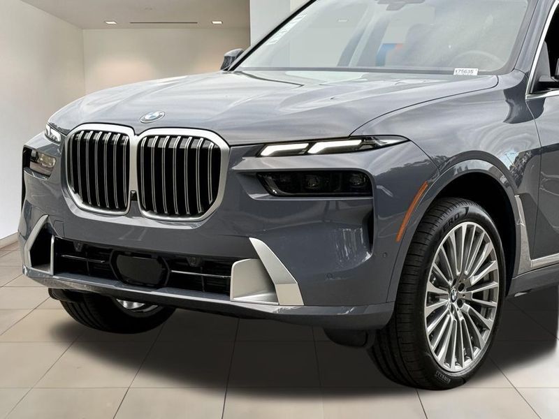 2025 BMW X7 xDrive40iImage 10