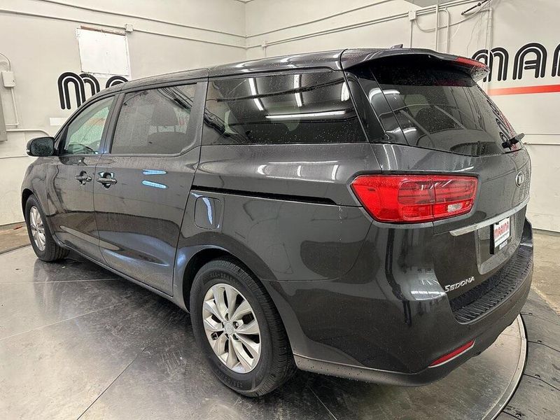 2021 Kia Sedona LXImage 13