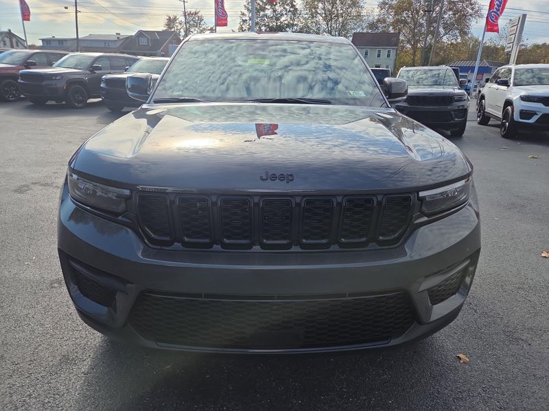 2025 Jeep Grand Cherokee Altitude photo 4