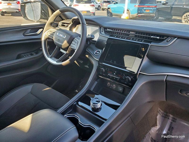 2025 Jeep Grand Cherokee Altitude X photo 3