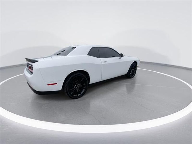 2018 Dodge Challenger SXTImage 8