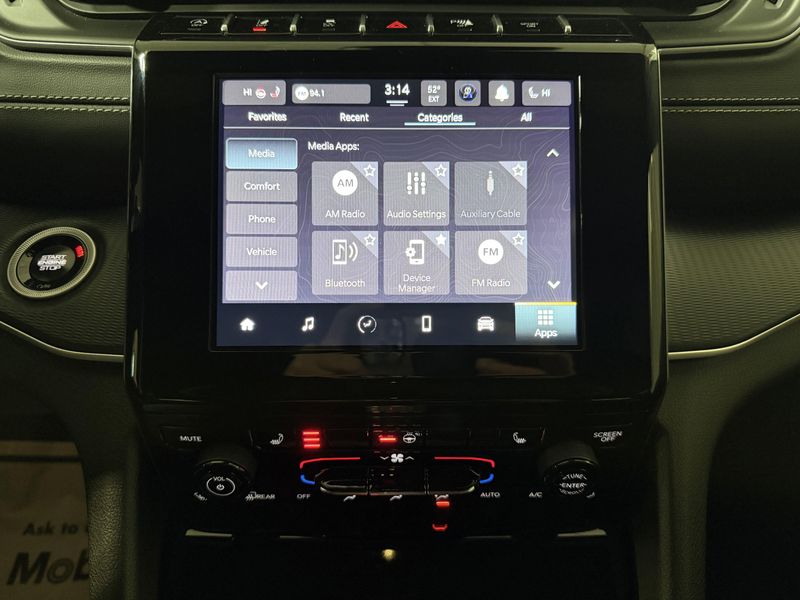 Used 2024 Jeep Grand Cherokee AltitudeImage 39