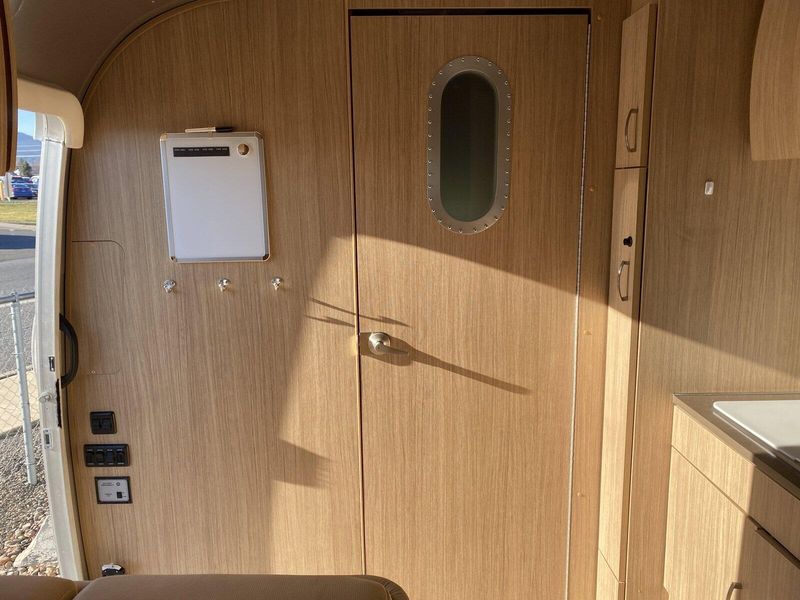 Used 2019 AIRSTREAM FLYING CLOUD 23FB Image 22