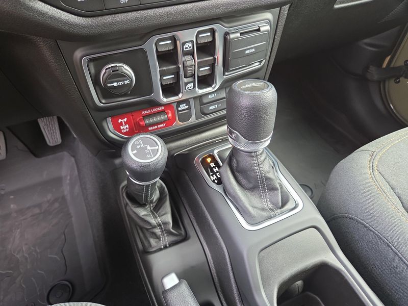 2025 Jeep Gladiator Willys photo 14