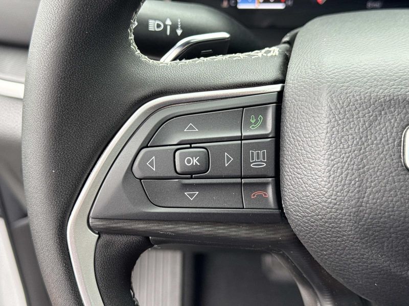 New 2026 Jeep Grand Cherokee Laredo 4x2