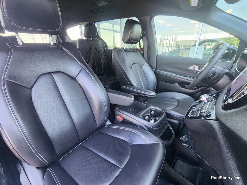 Used 2026 Chrysler Pacifica Select