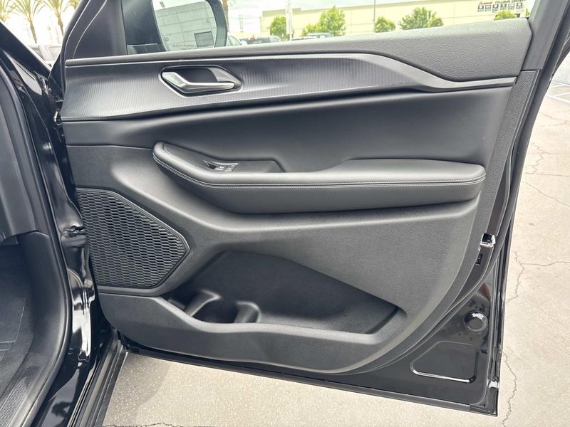 New 2026 Jeep Grand Cherokee L Laredo 4x2