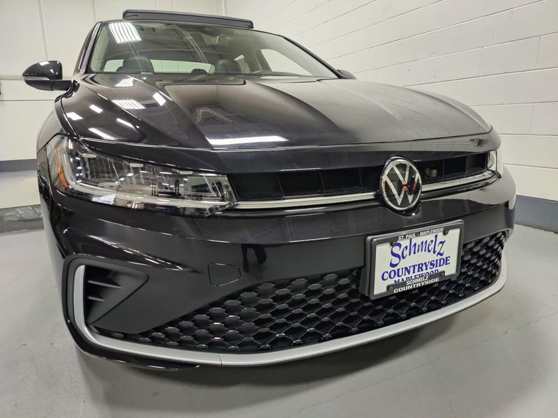 Used 2025 Volkswagen Jetta SEL w/Sunroof & NavigationImage 2