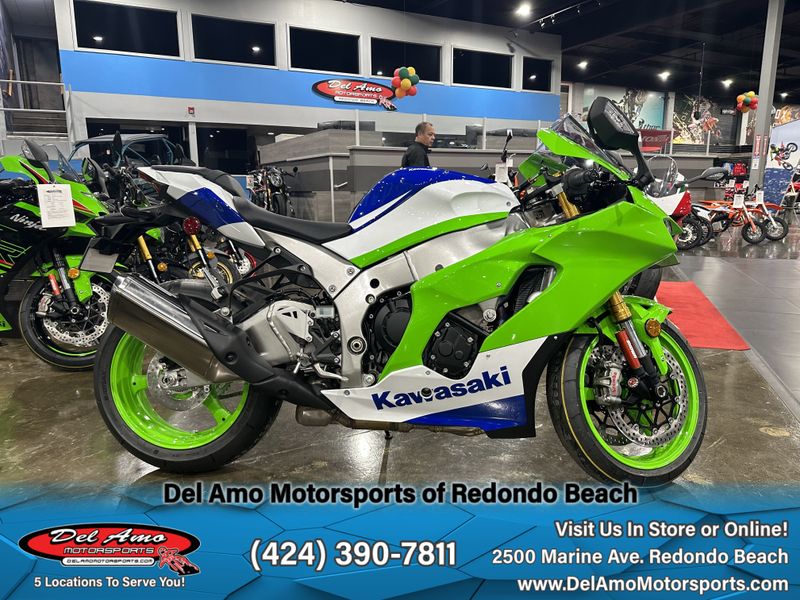 2024 Kawasaki ZX1002LRFBL-GN2  in a LIME GREEN/PEARL CRYSTAL WHITE/BLUE exterior color. Del Amo Motorsports of Redondo Beach (424) 304-1660 delamomotorsports.com 