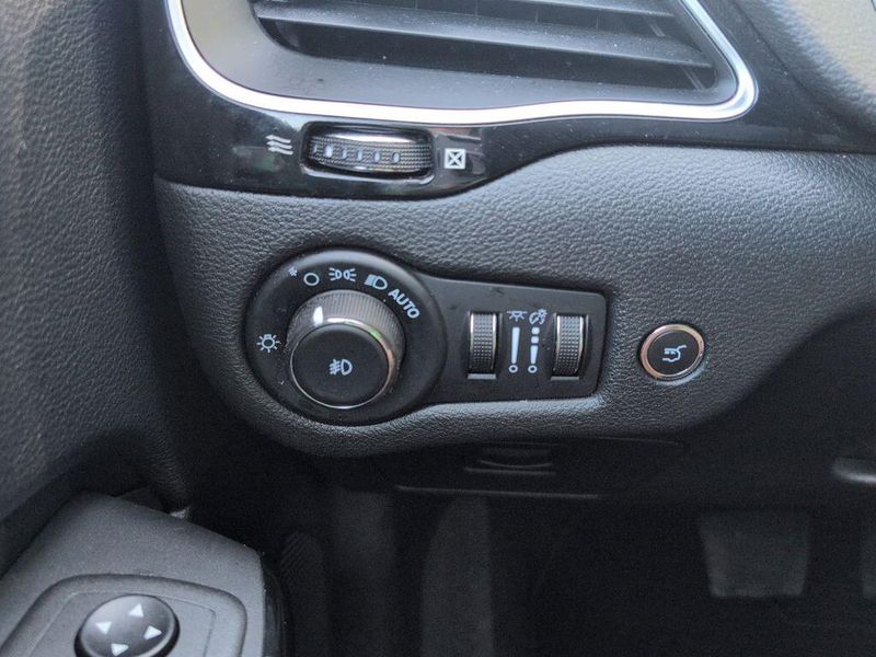 2023 Jeep Cherokee Altitude LuxImage 28